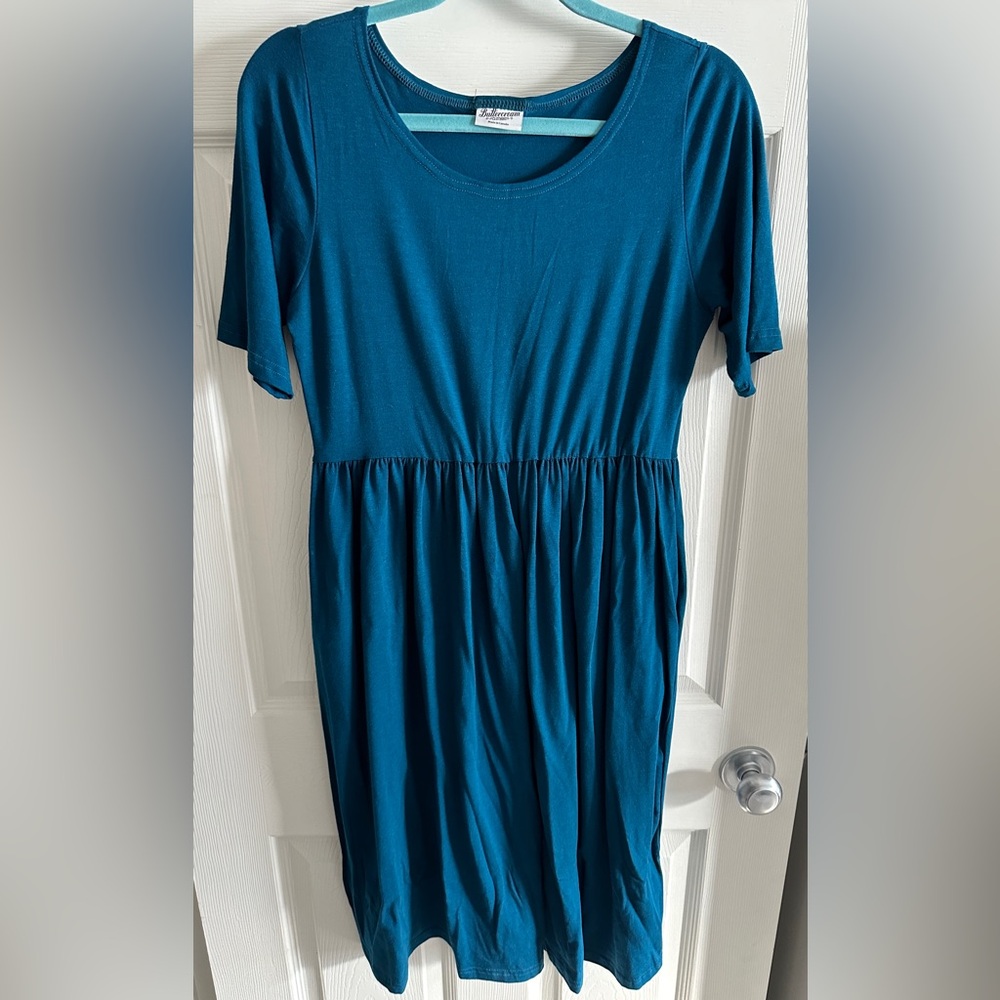 Buttercream Clothing short sleeved, knee length dress in blue, size XL